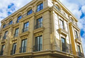 Deluxe Newport Hotel