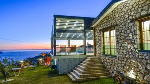 Faralya'da Manzaralı Taş Villa