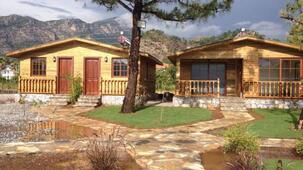 Borina Yacht Club Bungalows & Restaurant