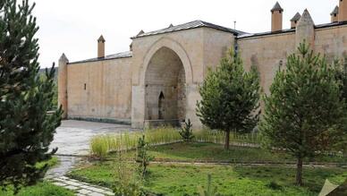 Mama Hatun Kervansarayı