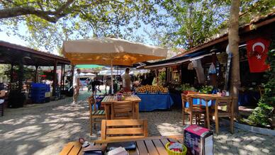 Malgaca Pazarında Alışveriş