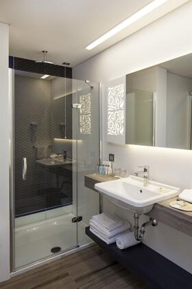 Ramada Hotel & Suites Kemalpaşa - Görsel 17