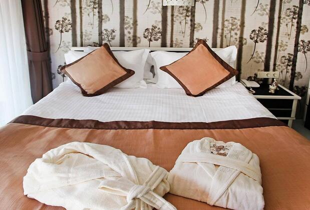 The House Next To - Görsel 13