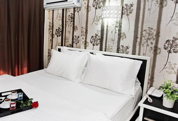 The House Next To - Görsel 14