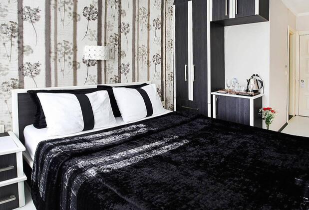 The House Next To - Görsel 15