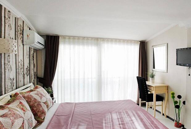 The House Next To - Görsel 16