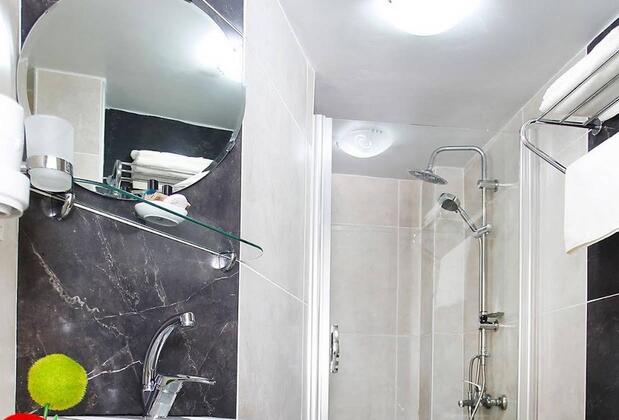 The House Next To - Görsel 22