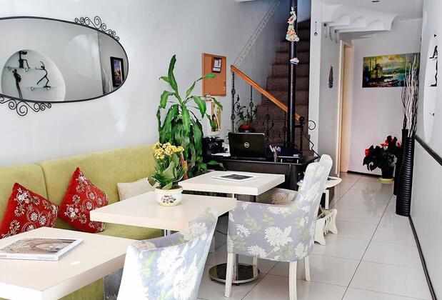 The House Next To - Görsel 10