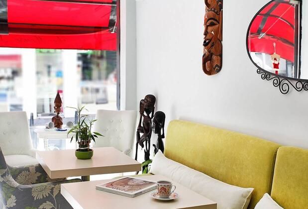 The House Next To - Görsel 6