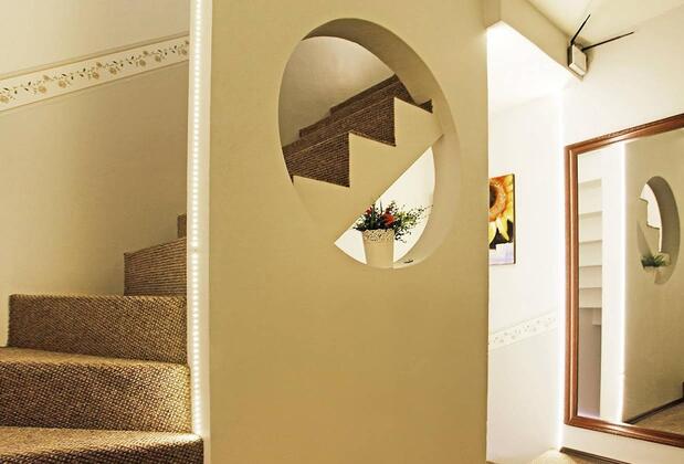 The House Next To - Görsel 9