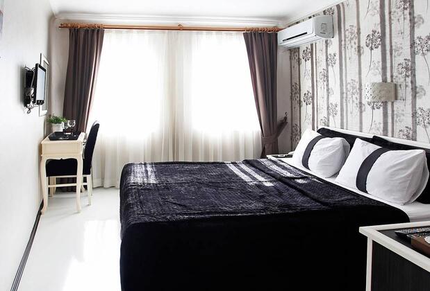 The House Next To - Görsel 18