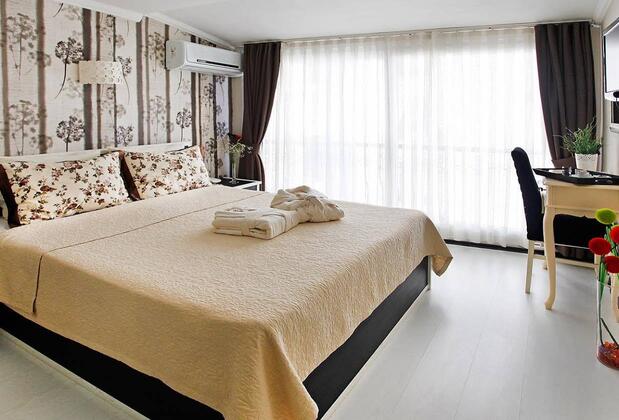 The House Next To - Görsel 20