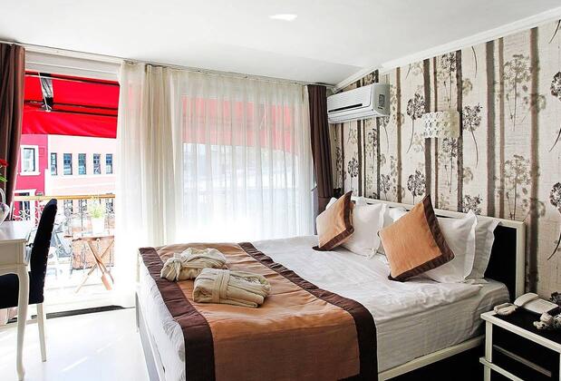 The House Next To - Görsel 5