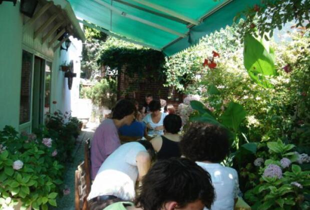 Bonjour Guesthouse - Görsel 11