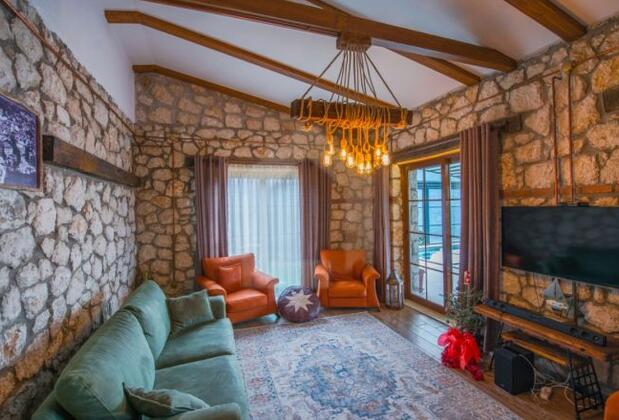 Faralya'da Manzaralı Taş Villa - Görsel 4