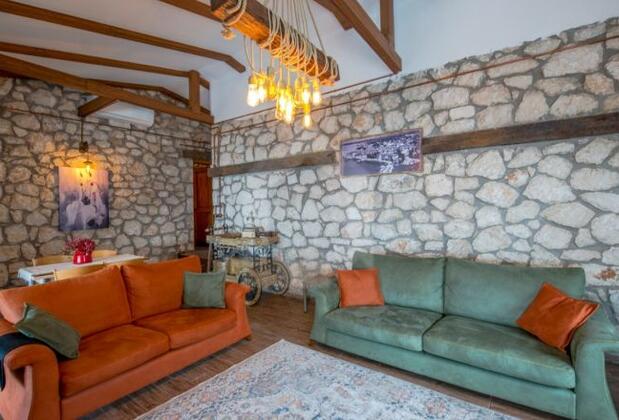 Faralya'da Manzaralı Taş Villa - Görsel 3