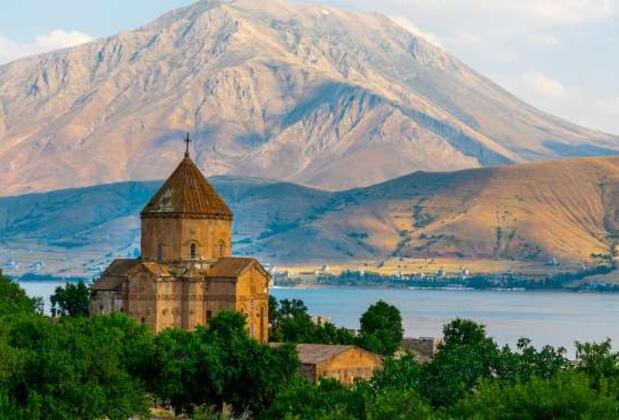 Şehir Efsaneleri: Van Gölü'nün Keşişi