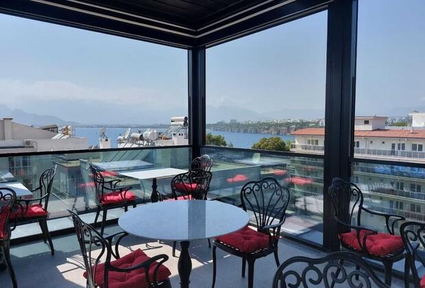 İn The Middle Hotel - Görsel 17