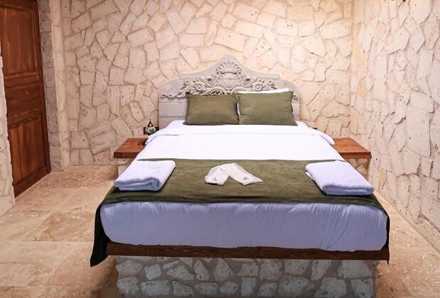 By Yüksel Cave - Görsel 24