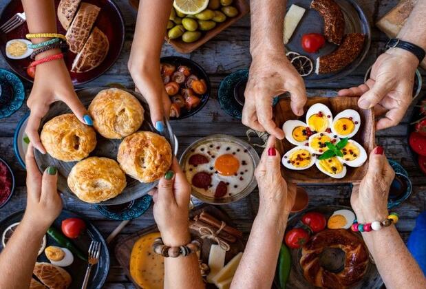 İzmir'de manzaralı kahvaltı yerleri: İzmir'de kahvaltı da ne yenir? İzmir kahvaltısında en meşhur yiyecekler ve en iyi 10 kahvaltıcı 