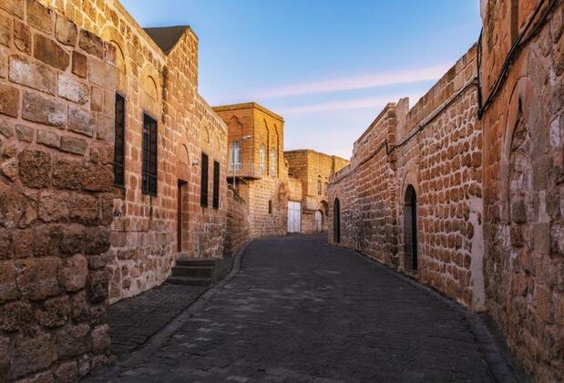 Uzak Şehir dizisi nerede çekiliyor? Midyat'da konaklama ve gezi rehberi! 