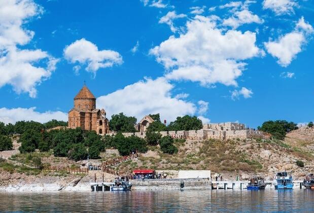 Badem Ağaçlarının Gölgesinde Saklı Kalmış Tarih: Akdamar Kilisesi