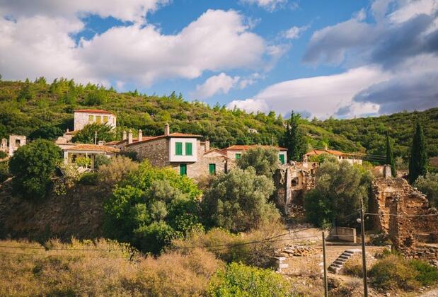 Sadece 20 Kişi Yaşıyor ve Şirince'nin En Büyük Rakibi: Eski Doğanbey Köyü