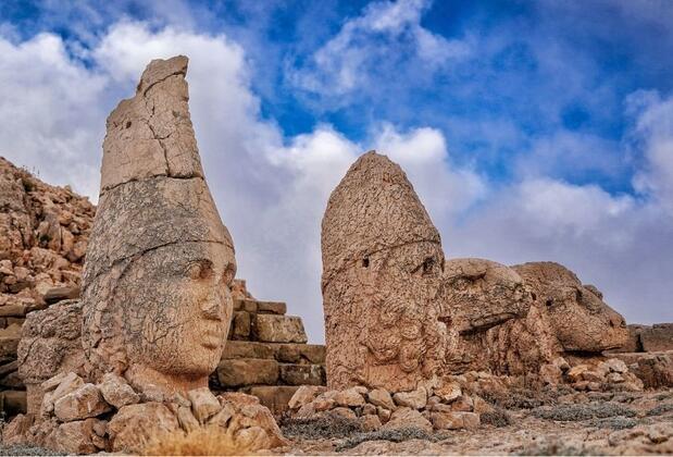 Anadolu’nun Zirvesinde Tarihi Bir Yolculuk: Nemrut Dağı Gezi Rehberi