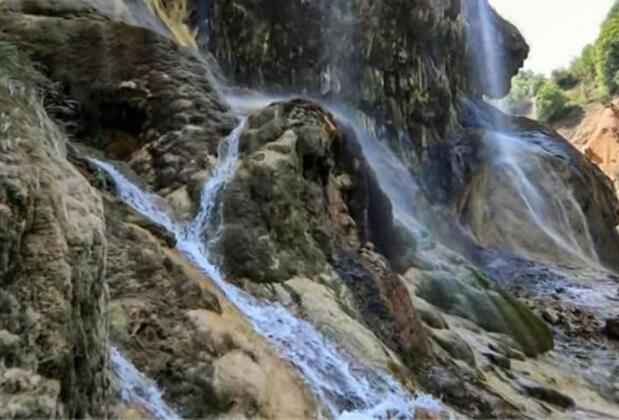 Doğanın Kalbinde Gizli Bir Cennet: Dipsizgöl Şelalesi